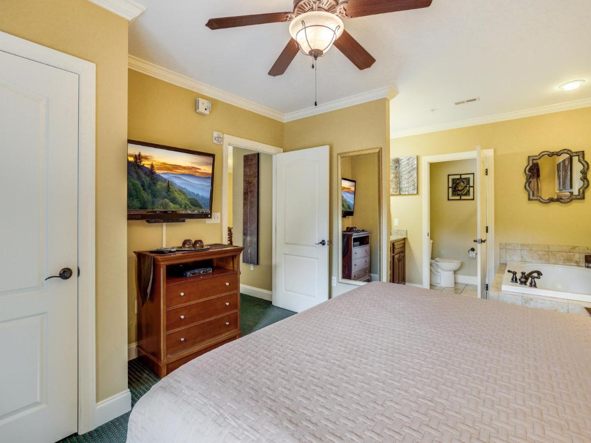 Downtown Delight, 2 Bedrooms, Pool, Hot Tub, Sleeps 6 Gatlinburg Exterior photo